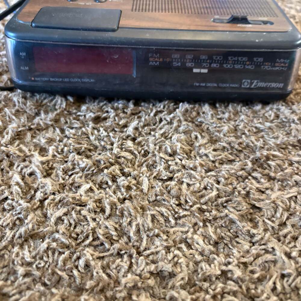 Vintage Emerson AM/FM Digital Clock Radio Model RED5521A Wood Grain